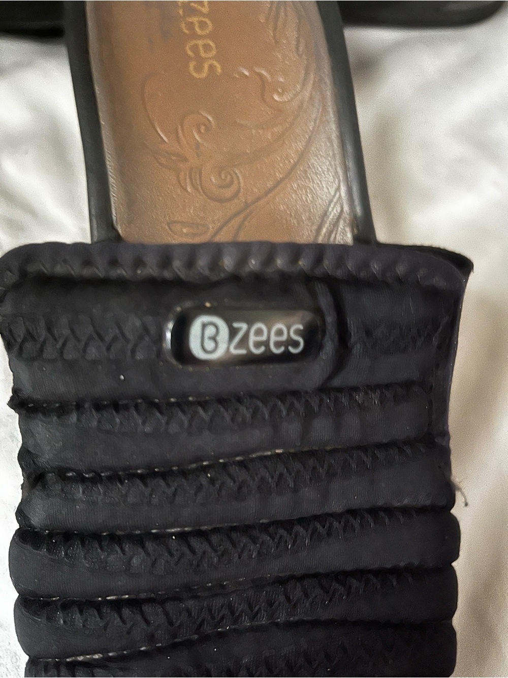BZEES~BLACK~SANDAL~SILVER DETAIL~SIZE 11 - Picture 4 of 8